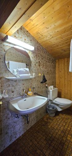 a bathroom with a tub and a toilet and a sink at Pension Edi in Leutasch