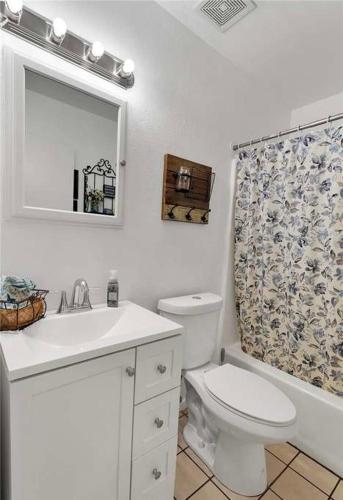 Ένα μπάνιο στο Western style pool home, 4 bedroom and large yard