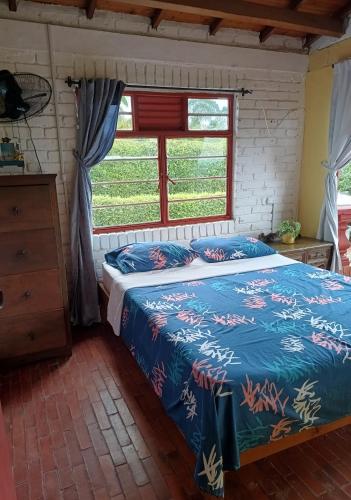 a bedroom with a bed and a window at Villa Ines in Playa Verde