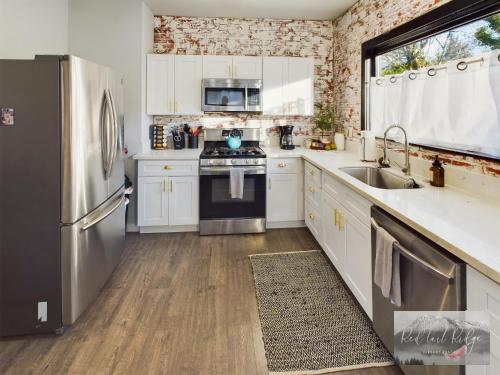 Dapur atau dapur kecil di AC! Family Space-Retro Home in Historic Albany
