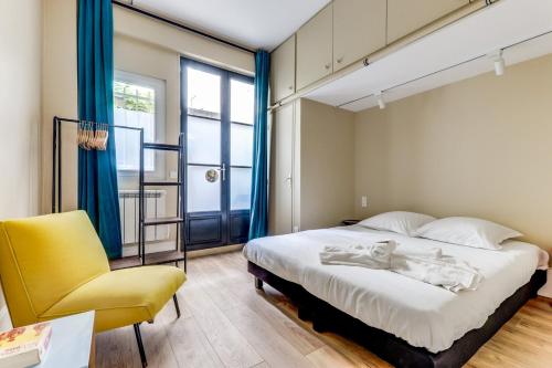 - une chambre avec des lits superposés et une chaise jaune dans l'établissement Retro Color - Rénové proche de Tour Eiffel, à Paris