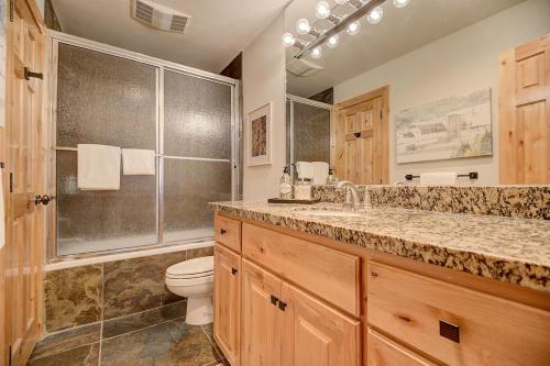 ein Badezimmer mit Toilette, Waschbecken und Dusche in der Unterkunft Pinetree Retreat - Hot Tub, Heated Pool & Sauna - 6 Min Walk to Lift & Dining in Park City