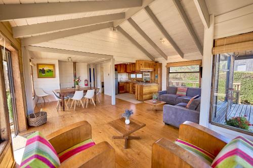 a living room with a couch and a table at Loica in Pichilemu