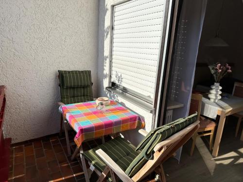 a table and chairs in a room with a window at Appartement mit Bademantelgang zur Wohlfühltherme in Bad Griesbach