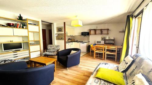 un salon avec un canapé, des chaises et une table dans l'établissement Résidence Les Eyssalarettes - Charmant appartement T3 avec balcon 4/6 personnes MAE-6821, à Puy-Saint-Vincent