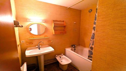 Ένα μπάνιο στο Résidence Les Eyssalarettes - Charmant appartement T3 avec balcon 4/6 personnes MAE-6821