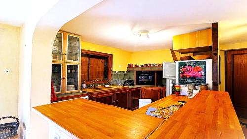 une cuisine avec un comptoir en bois dans une pièce dans l'établissement Chalet Meijoun-pelvoux - Chalet de montagne confortable pour 10 personnes MAE-6831, à Pelvoux