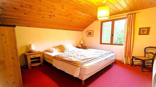 une chambre avec un grand lit et une fenêtre dans l'établissement Chalet Meijoun-pelvoux - Chalet de montagne confortable pour 10 personnes MAE-6831, à Pelvoux