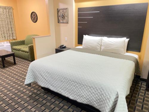 Postel nebo postele na pokoji v ubytování Homegate Inn & Suites West Memphis
