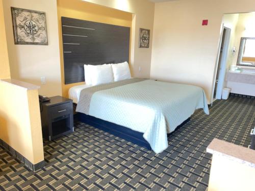 Postel nebo postele na pokoji v ubytování Homegate Inn & Suites West Memphis