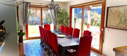 Photo de la galerie de l'établissement Chalet Chez Dany-vallouise - Confortable Chalet de 250m² adapté pour 13 personnes adapté PMR . MAE-6901, à Vallouise