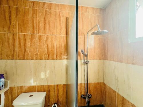 una doccia con servizi igienici e una porta in vetro di Cozy condo 290m distance from the beach a Punta Cana