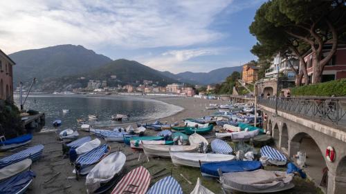 a group of boats on a beach near the water at Studio Paola - Levanto in Levanto