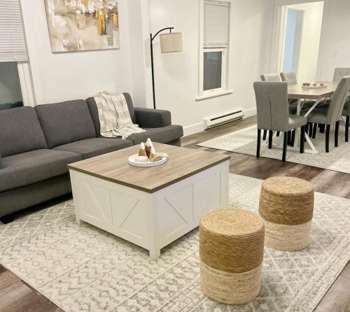 Posezení v ubytování Massive 2 bedroom with fenced yard