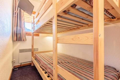 quelques lits superposés dans une chambre dans l'établissement Résidence Le Cervin - Résidence LE CERVIN N°612 MAE-7601, à La Plagne Tarentaise