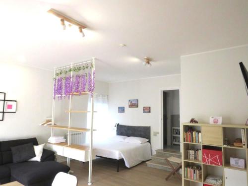 Un dormitorio con una cama y una estantería. en Rebibbia Guest Art Metro B, en Roma