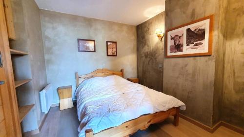 une petite chambre avec un lit dans le coin dans l'établissement Résidence Le Damier - Appartement 3 pièces pour 6 personnes de 52m² MAE-0761, à La Plagne Tarentaise