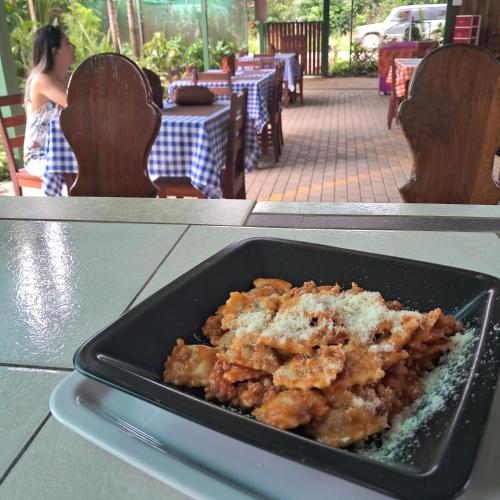 Makanan di atau berdekatan hotel