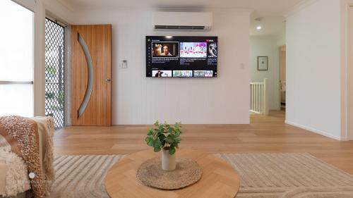 Μια τηλεόραση ή/και κέντρο ψυχαγωγίας στο Agnes Break - 3 Bed, 2 Bath, Sauna, Walk to Beach