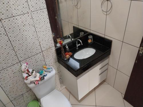 a small bathroom with a sink and a toilet at Sinta-se em Casa in Diamantina
