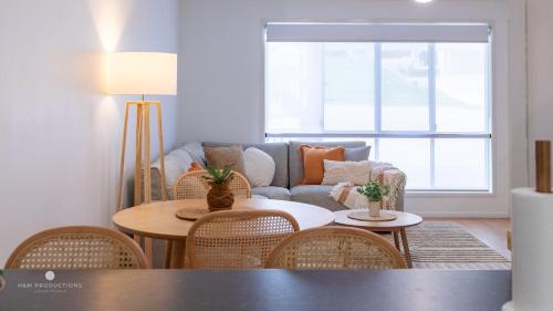 Χώρος καθιστικού στο Agnes Break - 3 Bedroom, 2 Bath, 400m to Beach