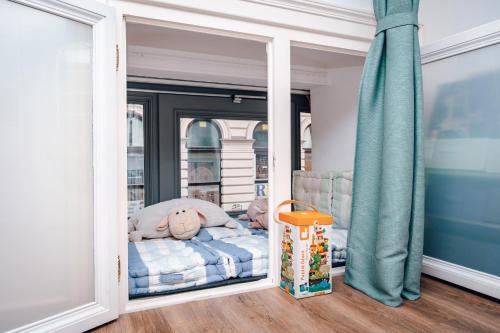 a bedroom with a bed with a teddy bear on it at Mauthaus Schönbrunn in Vienna