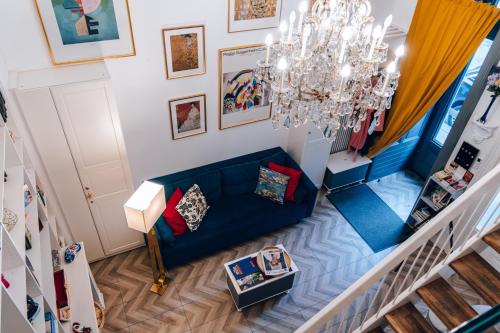 an overhead view of a living room with a blue couch at Mauthaus Schönbrunn in Vienna