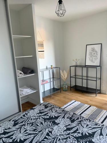 Cette chambre comprend un lit et des étagères. dans l'établissement Welcome to Beaujolais, à Le Perréon