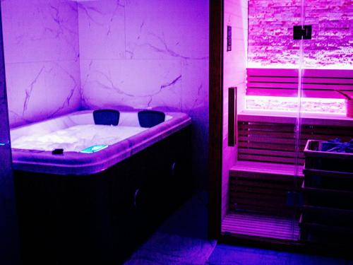 Fotografie z fotogalerie ubytování Suite KING Size SAUNA JACUZZI v destinaci Lisieux