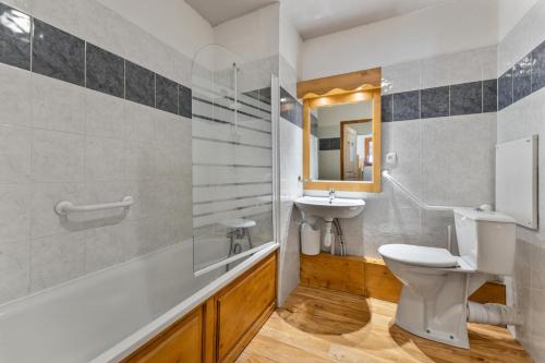 une salle de bain avec toilettes, lavabo et miroir dans l'établissement Résidence Les Hauts De Preclaux - Charmant appartement aux Orres 1800 MAE-2271, aux Orres