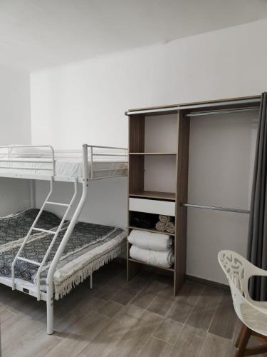 - une chambre avec 2 lits superposés et une chaise dans l'établissement Logement familial avec jardin, à Noisy-le-Sec