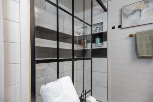 baño con paredes en blanco y negro y toallero. en Billy's Bungalow 1bd Heated pools Steps to the beach, en Galveston