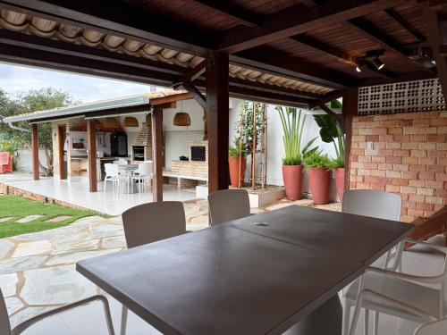 a dining table and chairs on a patio at Casa Matutina Colonial-Conforto Moderno no Centro Histórico in Pirenópolis
