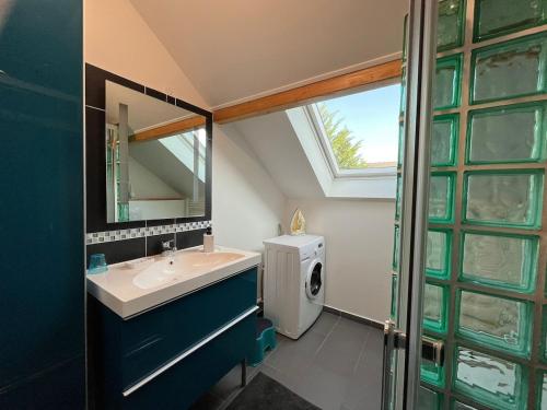 ein Badezimmer mit Waschbecken und Waschmaschine in der Unterkunft Family home between Paris and Disneyland in Noisy-le-Grand