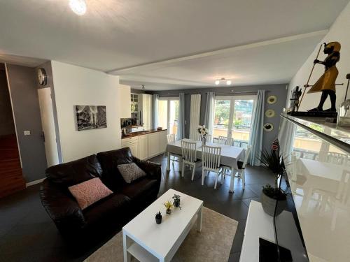 un salon avec un canapé et une table dans l'établissement Family home between Paris and Disneyland, à Noisy-le-Grand