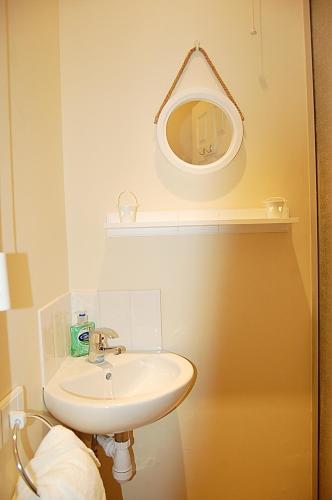 Ένα μπάνιο στο Saint Cadfans Lodge