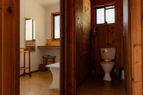 un baño con inodoro y lavabo en Geoff's - beach, bush and bliss, en Saint Helens Island