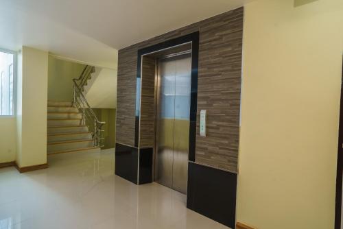 Un pasillo con ascensor en una casa. en Sritrang Place, en Hat Yai