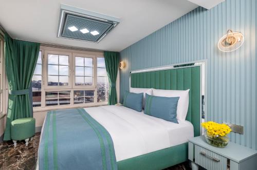 a green and white bedroom with a bed and a window at Santa Rio Gold Taxim Hotel in Istanbul