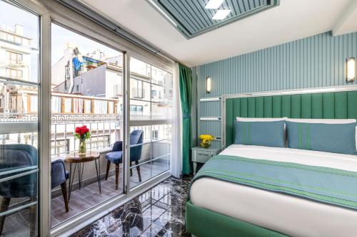 Postel nebo postele na pokoji v ubytování Santa Rio Gold Taxim Hotel