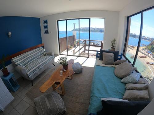 a living room with a couch and a table at Apartamento con Vista al Mar in Quintero