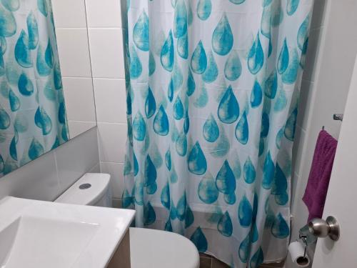 een badkamer met een blauw en wit douchegordijn bij GiGIi in La Serena