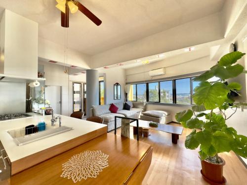 Ruang duduk di Ocean View Orange House