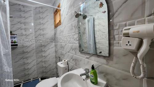 a bathroom with a sink and a mirror at Appartement B à 7min de l’aéroport de Marrakech in Marrakech