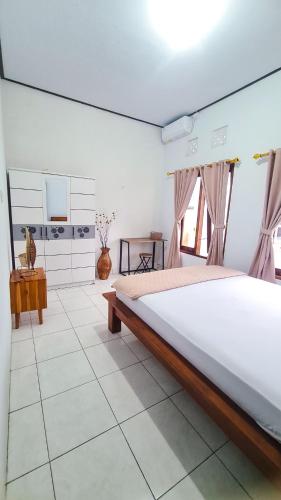 a bedroom with a large bed in a room at Casa de Lami in Dalung
