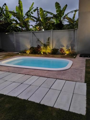 a swimming pool in the middle of a yard at Casa e conforto in Itapoa