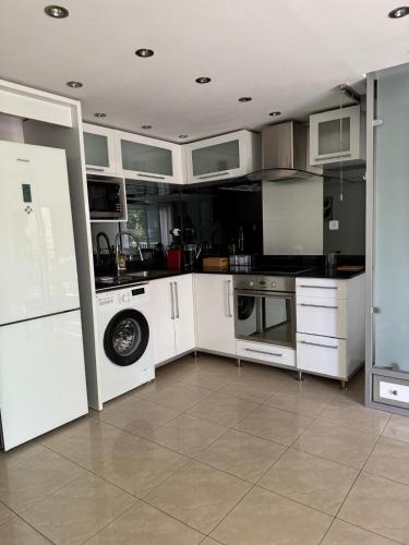 Кухня или мини-кухня в Royal Park Eilat двухуровневая квартира
