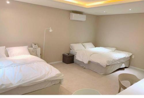 Postel nebo postele na pokoji v ubytování Yun's hotel