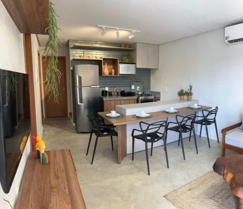 een keuken en eetkamer met een tafel en stoelen bij Casa Artur - Milagres in São Miguel dos Milagres