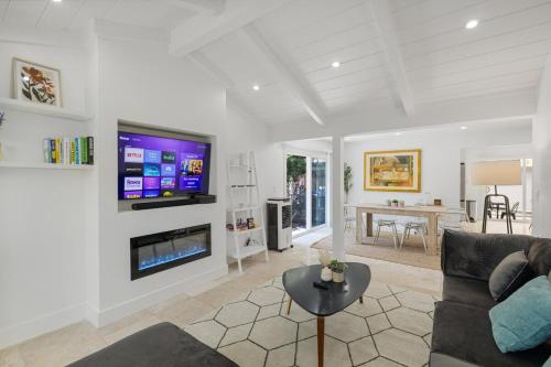 TV a/nebo společenská místnost v ubytování Molivu Homes 3BR - NewRemodel, PetFriendly, Yard